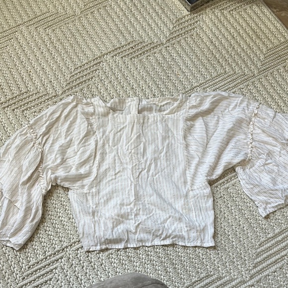 Elegant Cream Blouse with Ruffled Sleeves - Picture 4 of 9